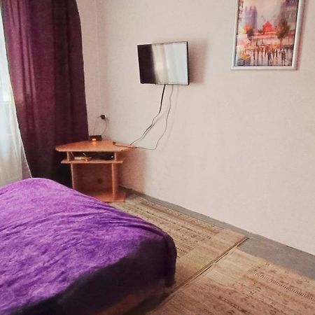 Apartment On Vadim Hetman Street 38 - Industrial Bridge Kiev Bagian luar foto